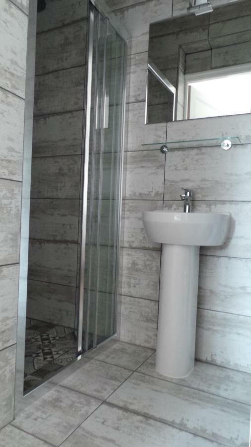 Number9 - Now With Air Conditioned Rooms Carlipa エクステリア 写真